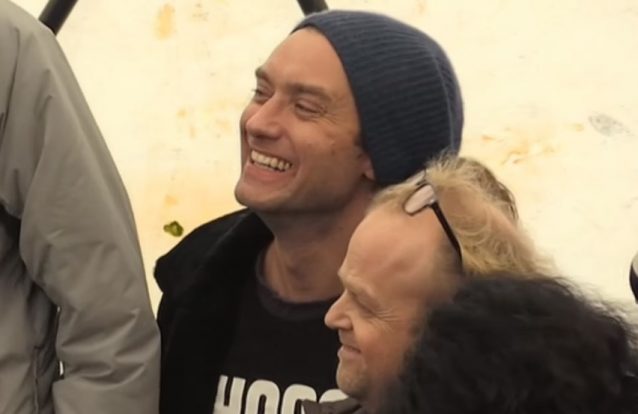 Tribunal adia decisão quanto a demolições na "selva" de Calais, mas Jude Law ainda não ganhou