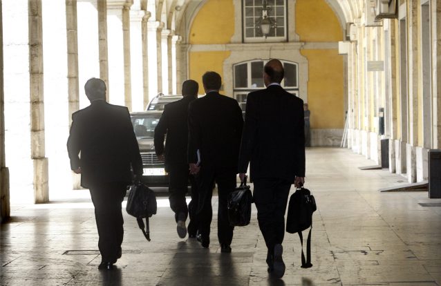 Troika em Lisboa, Costa de orelhas quentes