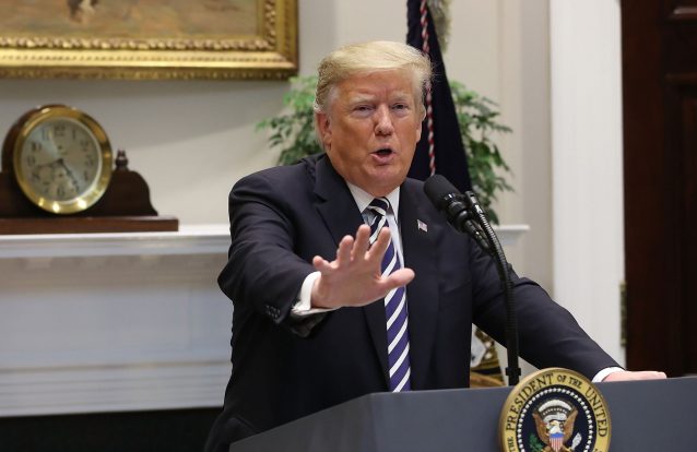 Trump dá ordens aos militares na fronteira para abrirem fogo se forem apedrejados