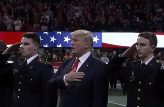 Trump não cantou o hino e a Internet não deixou passar