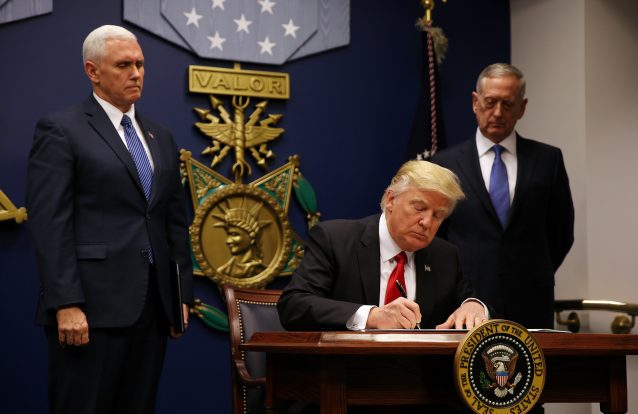 Trump retira o Iraque da lista mas insiste em novo decreto a impedir entrada de estrangeiros