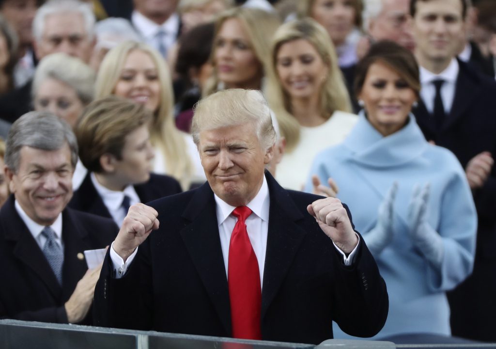 Trump toma posse para "devolver o poder ao povo"