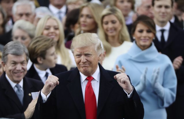 Trump toma posse para "devolver o poder ao povo"