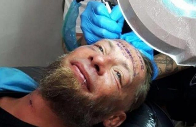 Turistas britânicos pagaram 100 euros a sem-abrigo para ele tatuar a testa e o caso ainda dá que falar
