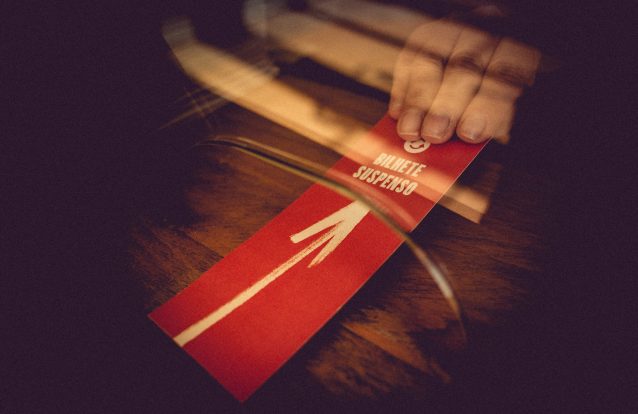 Um Bilhete Suspenso, para uma plateia solidária