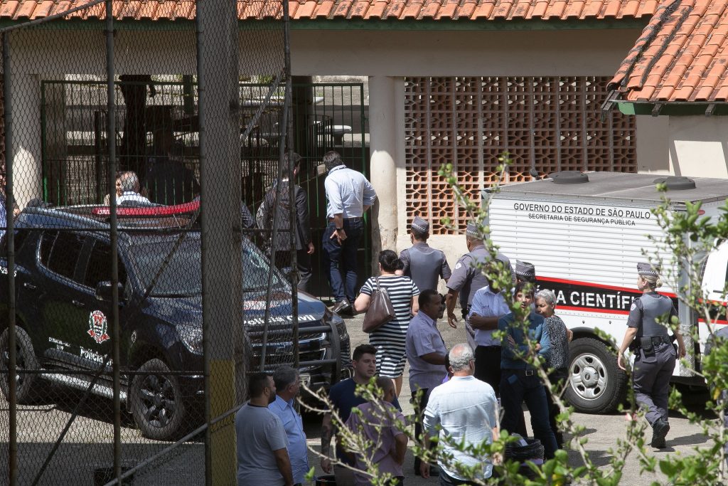 Visão Um dos autores de massacre em escola brasileira publicou fotos armado antes do crime Visão Um dos autores de massacre em escola brasileira publicou fotos armado antes do crime