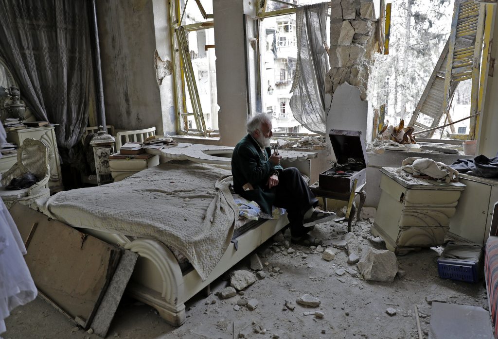 Um homem e o seu disco em Alepo. Uma imagem viral que é um retrato da devastadora guerra na Síria
