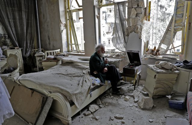 Um homem e o seu disco em Alepo. Uma imagem viral que é um retrato da devastadora guerra na Síria