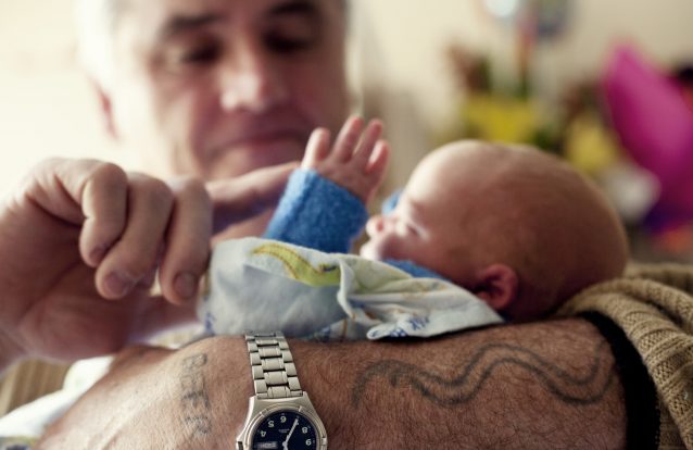 Um homem pode ser pai até (muito) tarde. Mas...