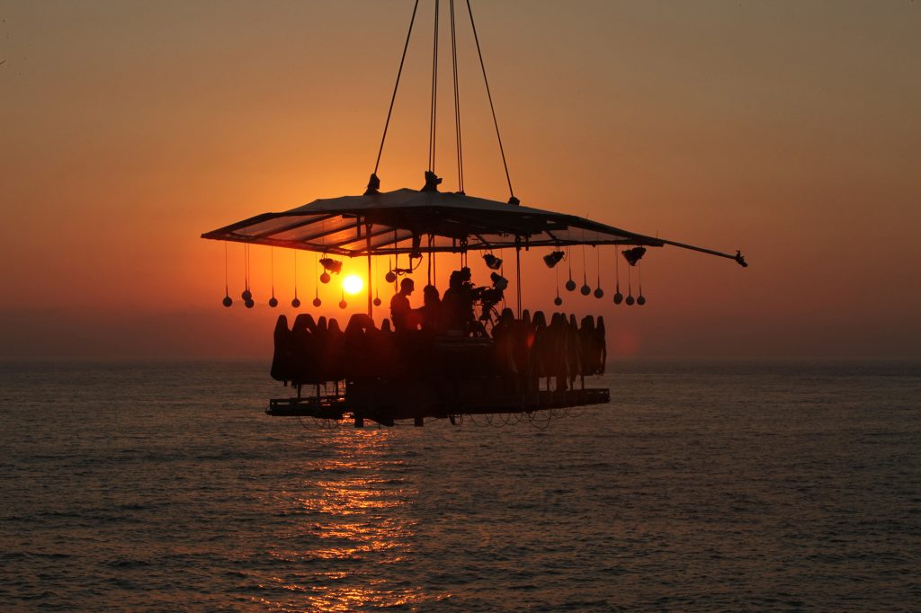 Um jantar no céu com ostras e lavagante azul