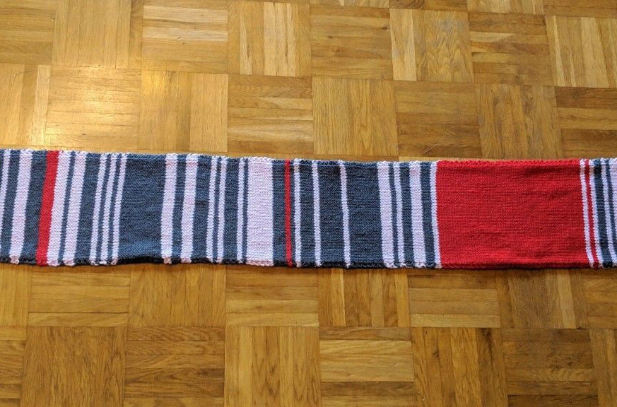 Uma alemã tricotou o "cachecol dos atrasos do comboio" e agora vendeu-o por milhares no eBay