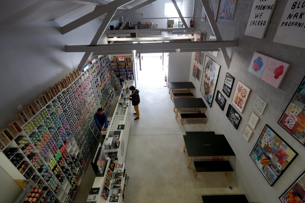 Underdogs Public Art Store + Montana Lisboa = uma loja-cafetaria cheia de cores à beira-rio