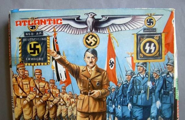 Vamos brincar aos nazis pequeninos? Da montra do Chiado ao Hitler bebé