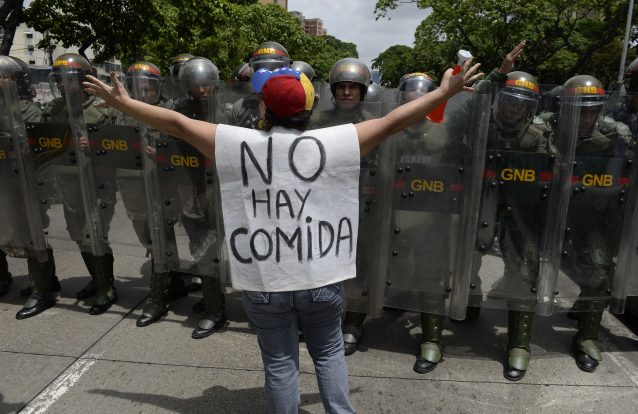 Venezuela: Coca-Cola paralisa a produção e Rússia quer ajudar a superar a crise política