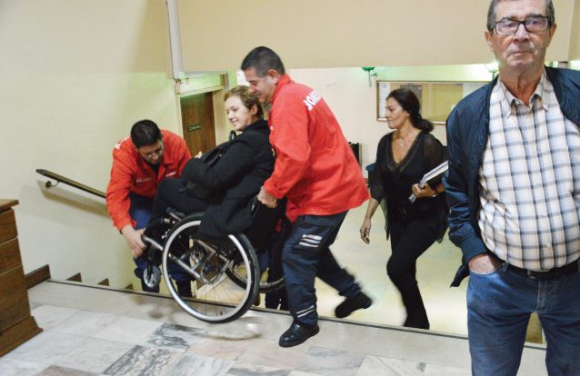 Vereadora teve de ser levada ao colo para cerimónia oficial de tomada de posse