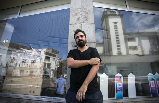 Vhils oferece estátua "explosiva" de pescador a Cascais