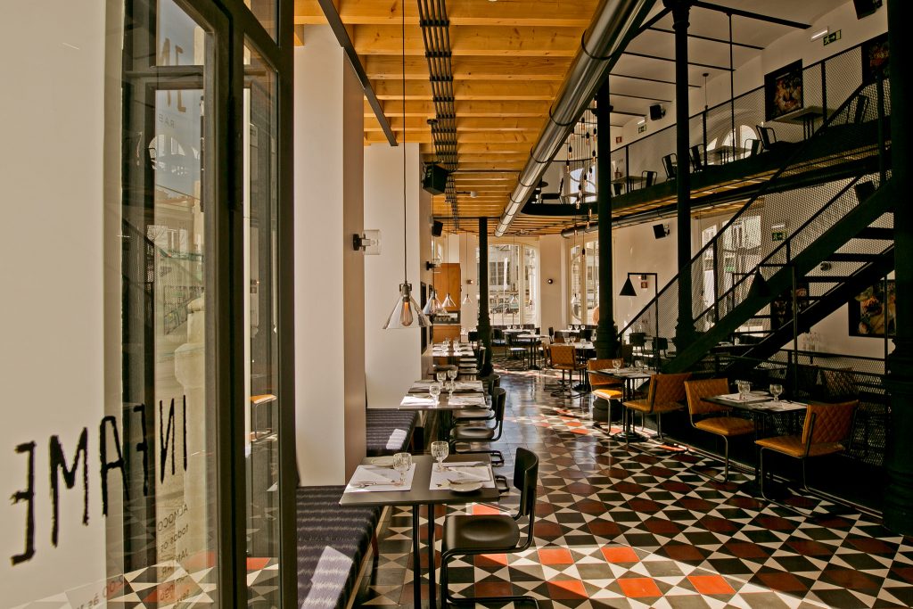 Viagens no prato no restaurante Infame