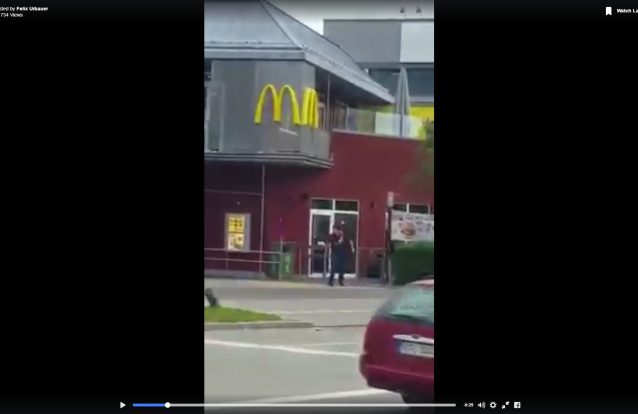 Vídeo de um homem aos tiros à porta do McDonalds em Munique