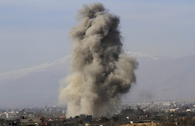 Vídeo inédito mostra uso de bombas-barril pelas forças sírias sobre civis