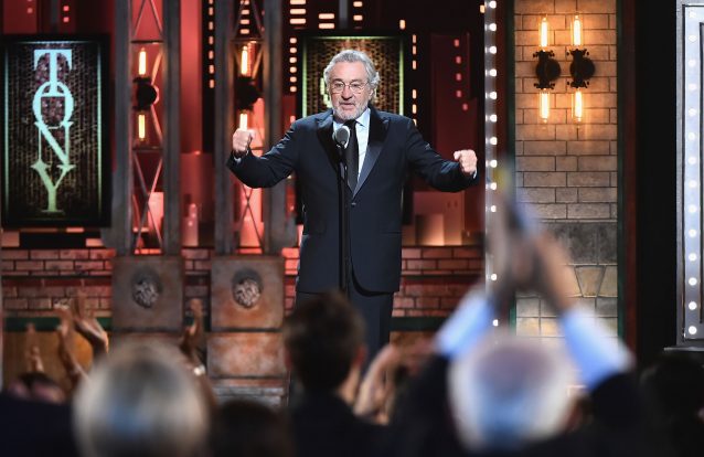 VÍDEO: Robert De Niro grita "Que se f... Trump" e recebe ovação de pé nos Tony Awards
