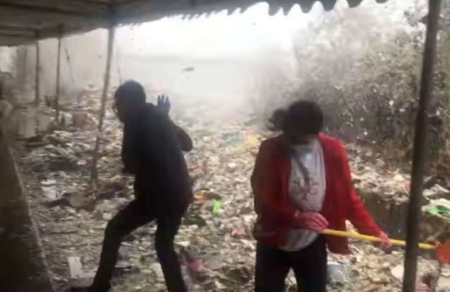 Vídeo viral mostra luta de voluntários para tentar travar ondas de lixo nas Filipinas