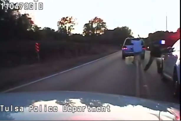 Vídeos mostram polícias a matar negro desarmado e de mãos no ar