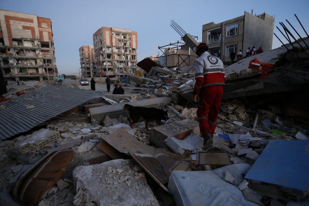 Violento sismo faz mais de 300 mortos na fronteira entre o Irão e o Iraque