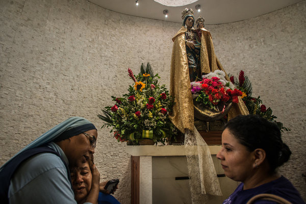Virgem Maria sobrevive intacta a terramoto no Equador