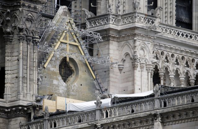 Vizinhos de Notre-Dame temem contaminação por chumbo 