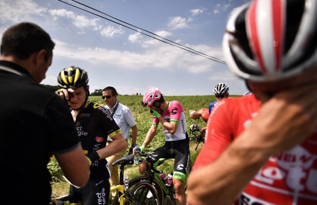 Volta a França: Gás lacrimogéneo contra os ciclistas, fãs que provocam quedas, polícias que derrubam atletas