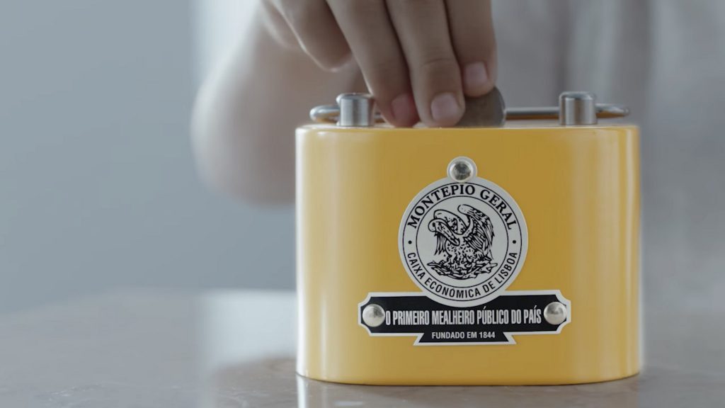 Voltou o mealheiro que só pode ser aberto... no banco