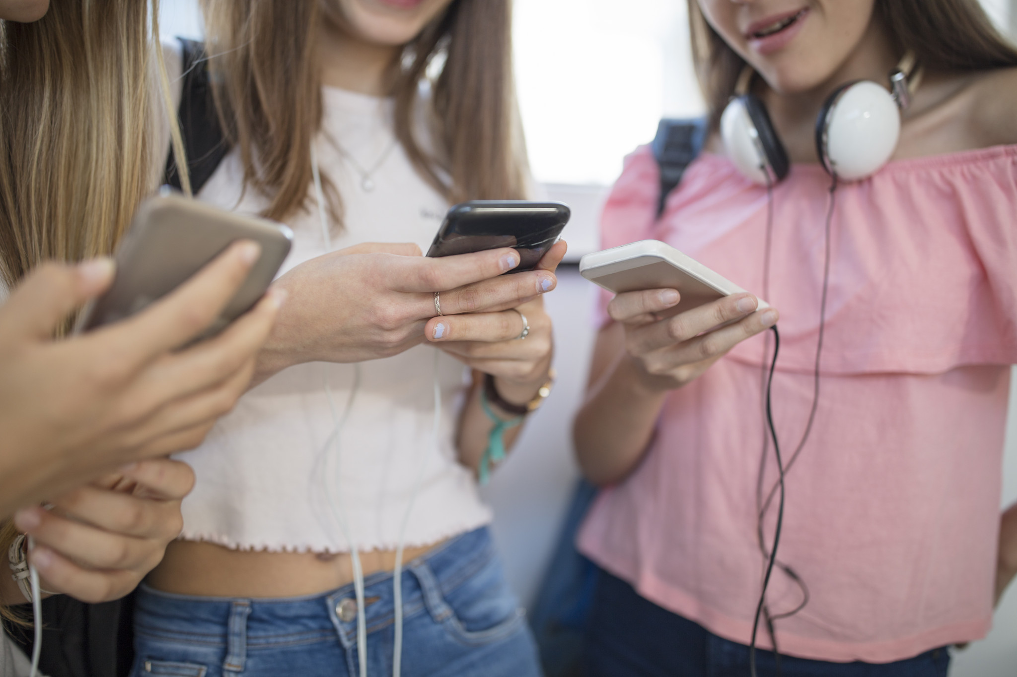 School phone. Телефонофобия. Трудности молодежи. Проблемы о зависимости молодой поколение к казино.