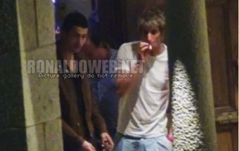 Ronaldo fuma e bebe em festa na sua casa