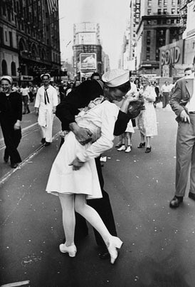 Casal do beijo da foto que marcou o fim da II Guerra Mundial encontra-se 67 anos depois