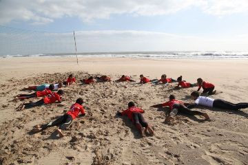 VÍDEO: Escola de surf de Cascais contribui para a inclusão de crianças de bairros problemáticos