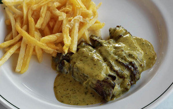 À mesa com o 'entrecôte'