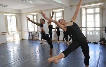 À procura de dançarinos num bairro social