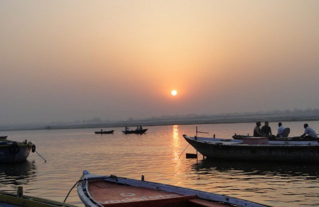 A tranquilidade do Ganges ao nascer do Sol