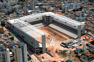 A três semanas do Mundial obras estão para durar no Brasil 62
