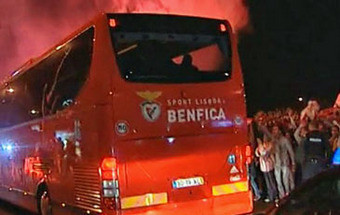 Adeptos recebem Benfica com gritos de incentivo