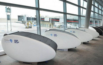 Aeroporto de Abu Dhabi instala "casulos" para passageiros dormirem