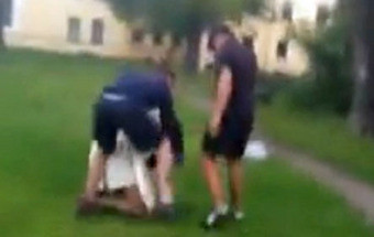 Agressão brutal a transexual na Rússia captada em vídeo