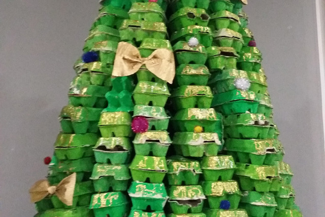 Visão | Alunos da Costa da Caparica fazem árvores de Natal recicláveis