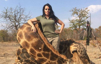 Americana irrita Internet com fotos de caça em África