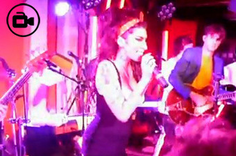Amy Winehouse esquece-se da letra de Valerie no regresso aos palcos