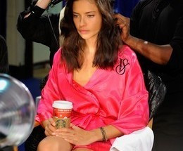 Angels sem maquilhagem e de rolos no cabelo: veja as fotos dos bastidores do desfile da Victoria's Secret