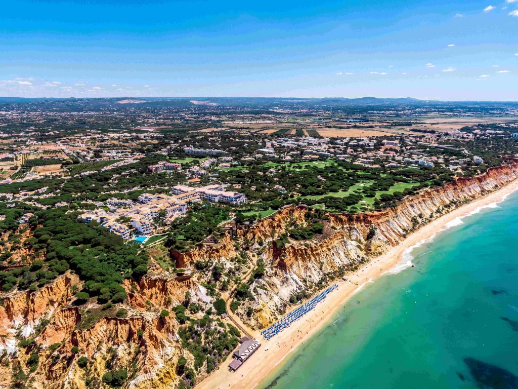 Apesar do Brexit, britânicos continuam a ser quem mais compra casas de luxo do Algarve