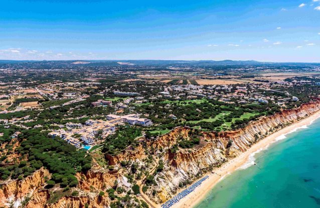 Apesar do Brexit, britânicos continuam a ser quem mais compra casas de luxo do Algarve