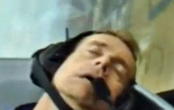 Apresentador desmaia em direto dentro de um avião de acrobacias