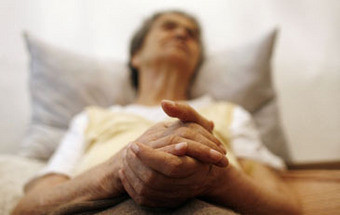 Aprovada criminalização do abandono de idosos